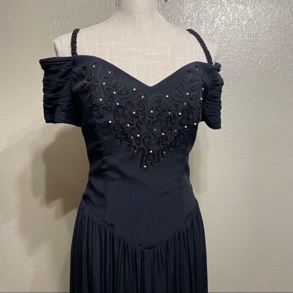 ♠️ Karin Steven’s Black off the Shoulder Vintage Dress - Picture 4 of 8
